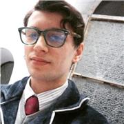 Tutor di storia impartisce lezioni e ripetizioni ai ragazzi delle elementari e medie